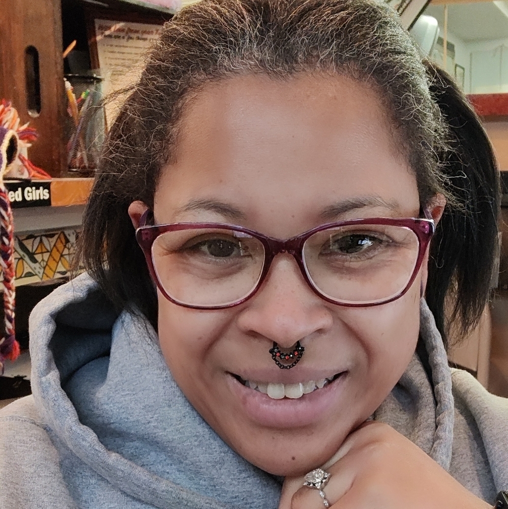 Meet your Posher, Yakia